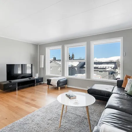 Urban Aurora - 1 & 2 - Free Parking Apartment *